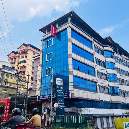 Tower 21 Regency Hotel Kochi Exterior photo