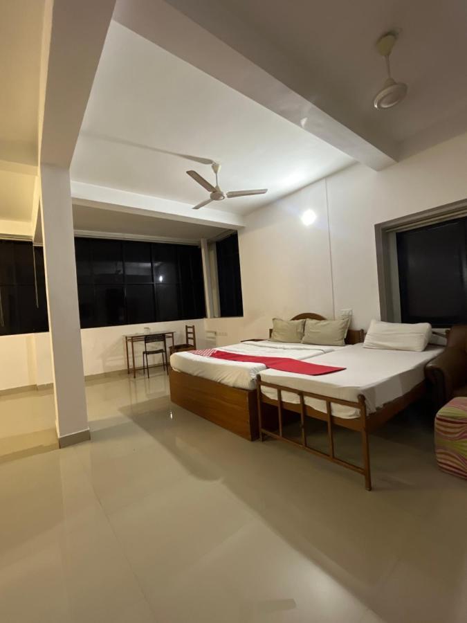 Tower 21 Regency Hotel Kochi Exterior photo