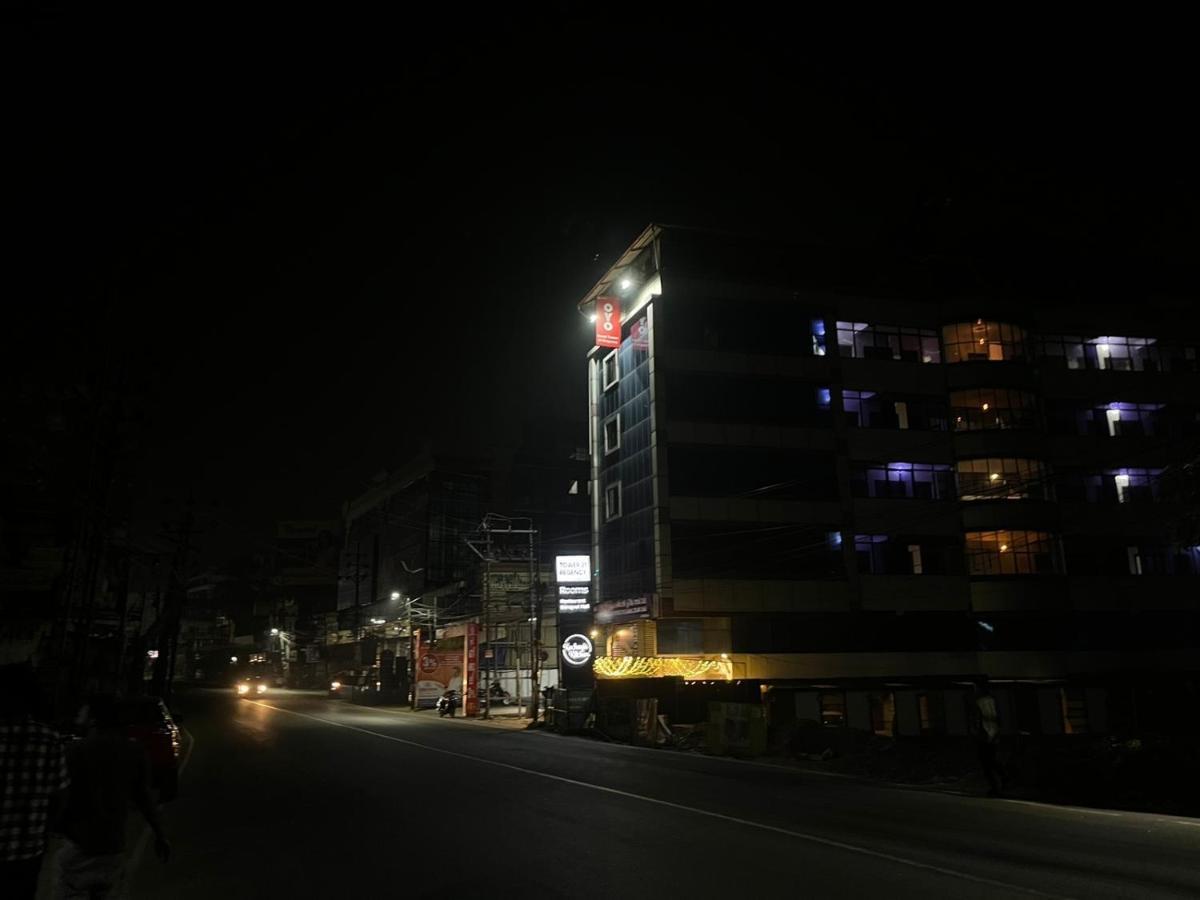 Tower 21 Regency Hotel Kochi Exterior photo