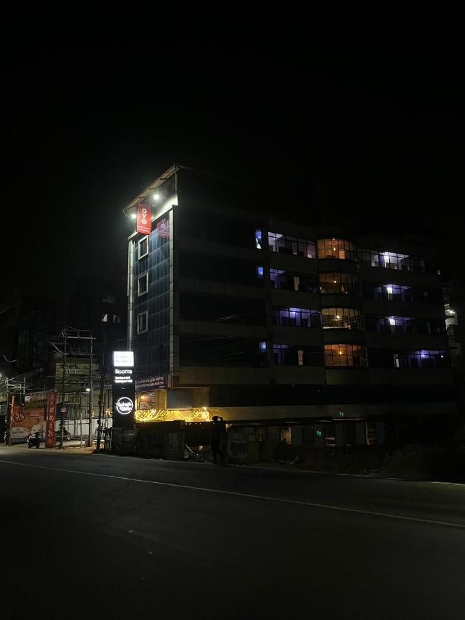 Tower 21 Regency Hotel Kochi Exterior photo