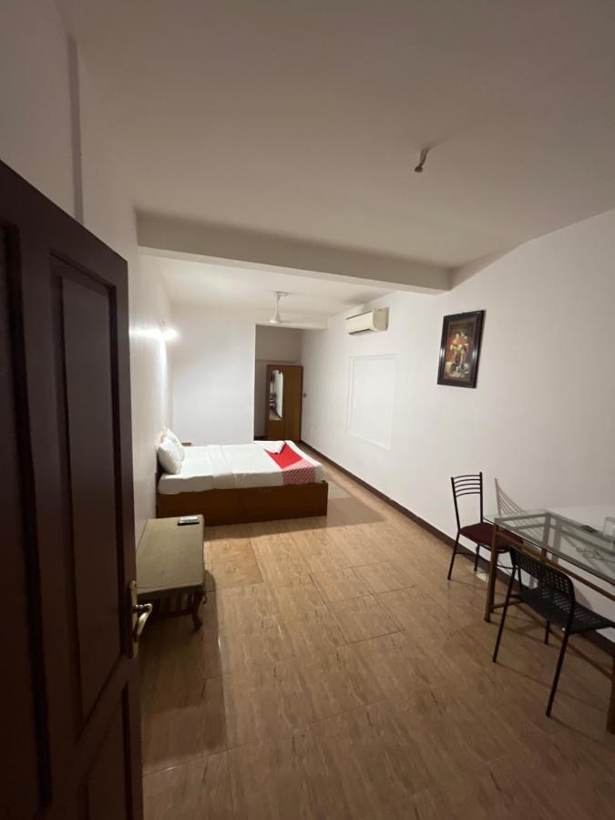 Tower 21 Regency Hotel Kochi Exterior photo